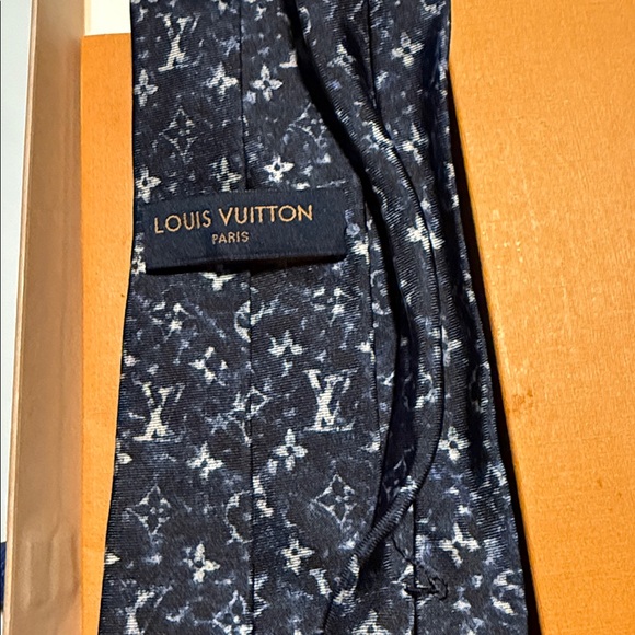 Louis Vuitton Navy Floral Tie - Picture 4 of 6